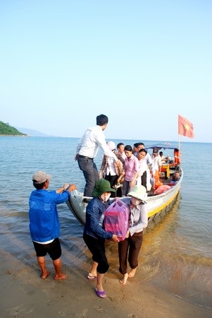 200 cuốn vở đến với các em học sinh Làng Vân - 1