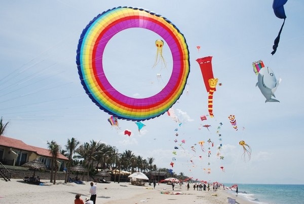 Độc đáo những cánh diều “khủng” trên bãi biển Cửa Đại - 10 Độc đáo những cánh diều “khủng” trên bãi biển Cửa Đại - 10