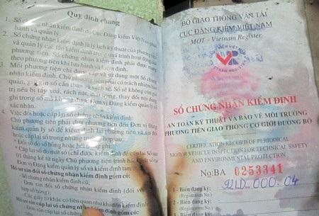 Ô tô cháy rụi trong đêm mưa - 1