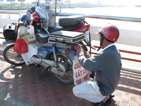 Ngày Tết, dịch vụ chụp hình ven sông Hàn “bội thu” - 1