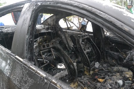 Ô tô cháy rụi trong đêm mưa - 2