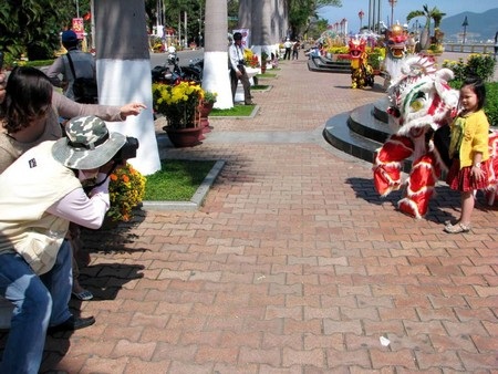 Ngày Tết, dịch vụ chụp hình ven sông Hàn “bội thu” - 2