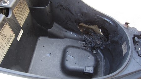 Thêm một xe máy Honda đang đi bất ngờ bốc cháy - 3 Thêm một xe máy Honda đang đi bất ngờ bốc cháy - 3