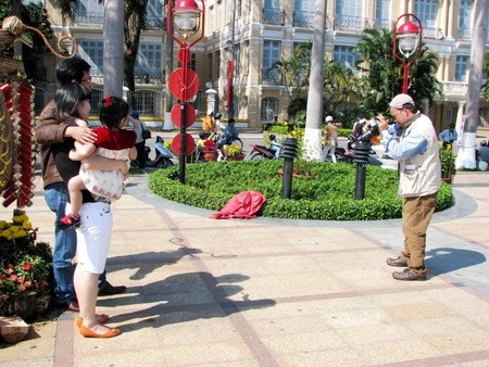 Ngày Tết, dịch vụ chụp hình ven sông Hàn “bội thu” - 4