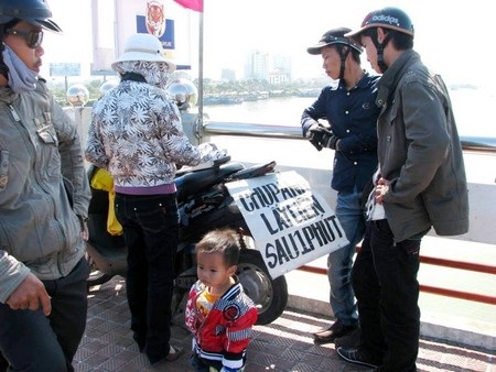 Ngày Tết, dịch vụ chụp hình ven sông Hàn “bội thu” - 5