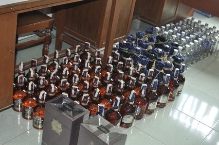 Bắt giữ trên 200 chai rượu ngoại lậu - 1