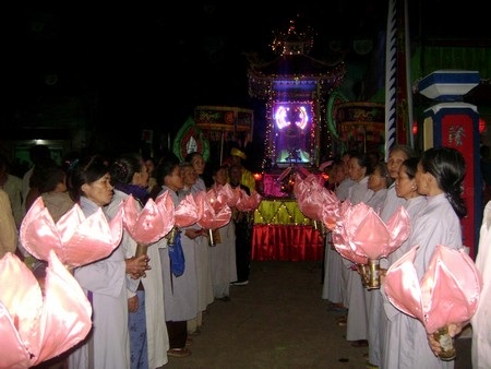 Hàng ngàn người tham dự lễ hội Bà Chợ Được - 7