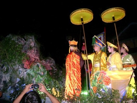 Hàng ngàn người tham dự lễ hội Bà Chợ Được - 5