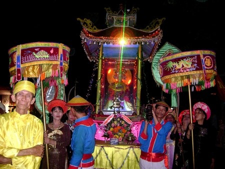 Hàng ngàn người tham dự lễ hội Bà Chợ Được - 4