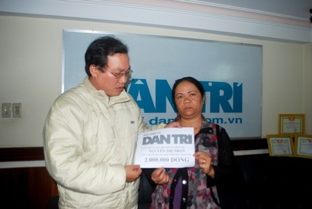 Tiếp tục trao quà nhân ái đến cô gái đất Quảng bị viêm não - 1 Tiếp tục trao quà nhân ái đến cô gái đất Quảng bị viêm não - 1