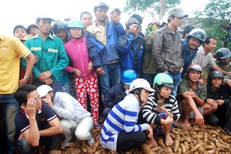 Xe tải liên tiếp gây tai nạn, tài xế kẹt cứng trong ca bin - 7 Xe tải liên tiếp gây tai nạn, tài xế kẹt cứng trong ca bin - 7