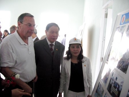 Nghị sĩ Hoa Kỳ thăm các nạn nhân chất độc da cam Đà Nẵng - 3