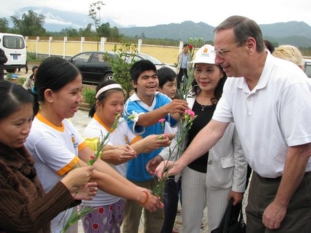 Nghị sĩ Hoa Kỳ thăm các nạn nhân chất độc da cam Đà Nẵng - 2 Nghị sĩ Hoa Kỳ thăm các nạn nhân chất độc da cam Đà Nẵng - 2