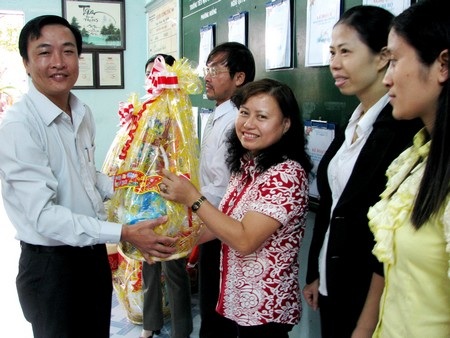 Giáo viên làng Vân nhận quà Tết của Quỹ Khuyến học VN - 1 Giáo viên làng Vân nhận quà Tết của Quỹ Khuyến học VN - 1
