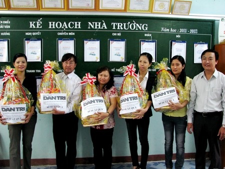 Giáo viên làng Vân nhận quà Tết của Quỹ Khuyến học VN - 2 Giáo viên làng Vân nhận quà Tết của Quỹ Khuyến học VN - 2