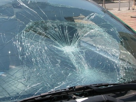 Taxi tông xe máy điện, 2 học sinh chấn thương nặng - 2