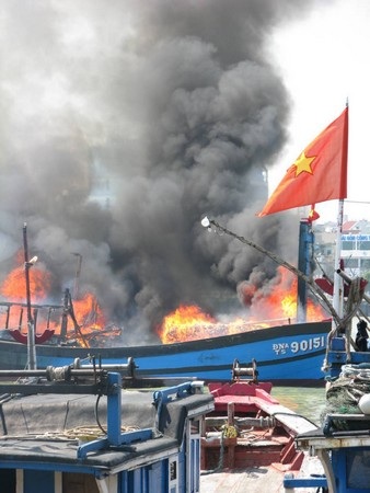 Tàu cá cháy lớn trên sông Hàn - 2