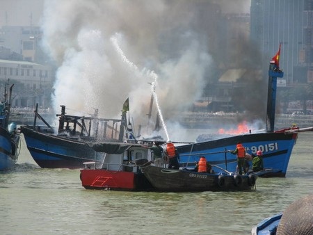 Tàu cá cháy lớn trên sông Hàn - 4