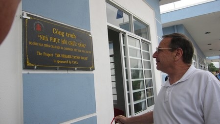 Nghị sĩ Hoa Kỳ thăm các nạn nhân chất độc da cam Đà Nẵng - 4