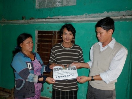 Trao quà nhân ái đến hai hoàn cảnh ở “Xóm người điên” - 1