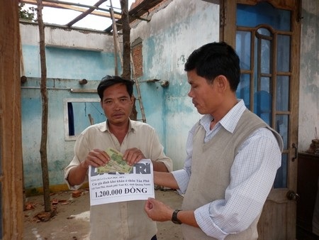 Trao quà nhân ái đến hai hoàn cảnh ở “Xóm người điên” - 2