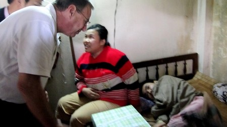 Nghị sĩ Hoa Kỳ thăm các nạn nhân chất độc da cam Đà Nẵng - 1