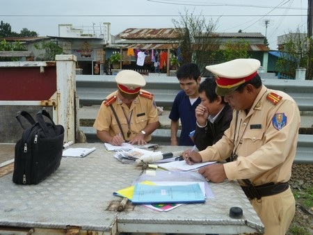 Xử phạt nhiều xe khách chở dư người và “đua” tốc độ - 1 Xử phạt nhiều xe khách chở dư người và “đua” tốc độ - 1