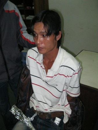 Giấu ma túy trong bụi cây vẫn bị bắt - 1