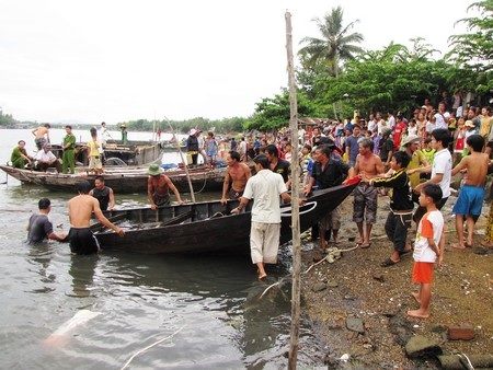 “Cát tặc” hành hung người dân - 1