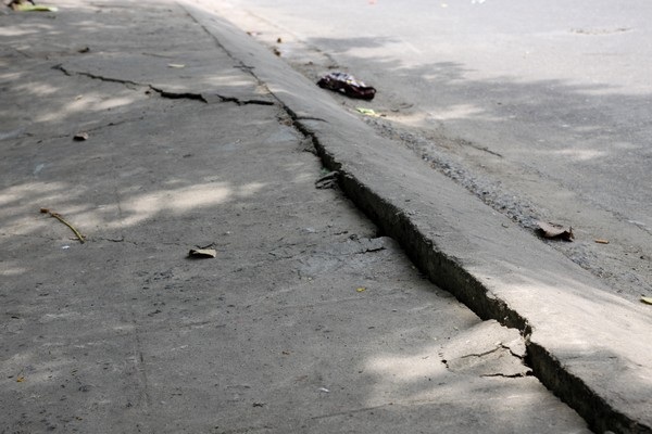 Hàng chục mét đường đột nhiên lún, nứt nghiêm trọng - 1