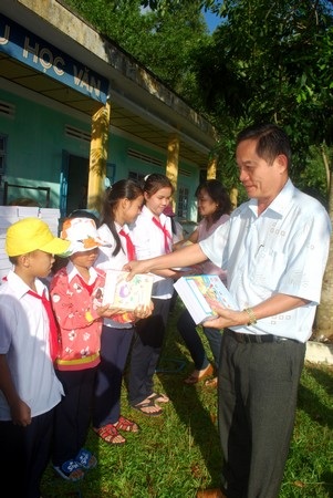 Trao 2.000 cuốn vở đến các em học sinh nghèo xã Phước Đức - 1 Trao 2.000 cuốn vở đến các em học sinh nghèo xã Phước Đức - 1