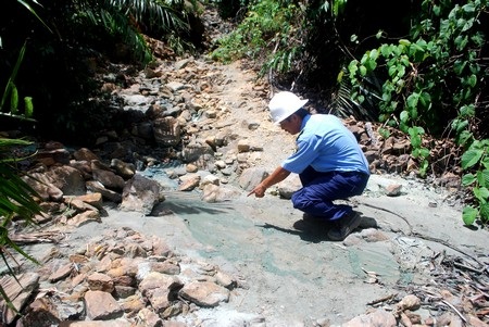 Hàng trăm “quặng tặc” vẫn “đục khoét” mỏ vàng Bồng Miêu - 1
