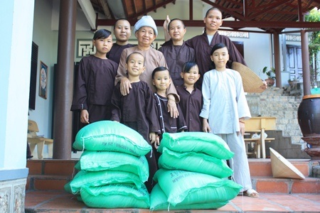 Bạn đọc Dân trí tặng quà đến chùa Kim Sơn, Kim Quang và Quang Châu - 1