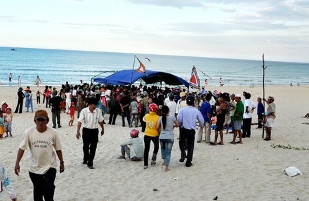 Một con cá voi liên tục dạt vào bờ - 2