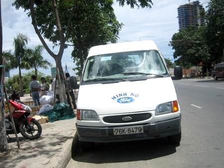 Khó dẹp nổi nạn “xe dù bến cóc” - 2 Khó dẹp nổi nạn “xe dù bến cóc” - 2