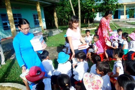 Trao 2.000 cuốn vở đến các em học sinh nghèo xã Phước Đức - 2 Trao 2.000 cuốn vở đến các em học sinh nghèo xã Phước Đức - 2