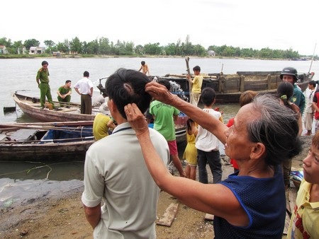 “Cát tặc” hành hung người dân - 2