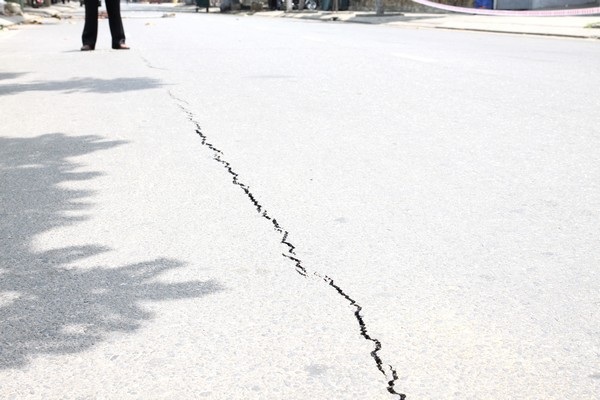 Hàng chục mét đường đột nhiên lún, nứt nghiêm trọng - 2