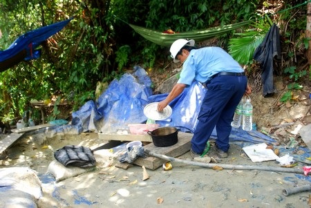 Hàng trăm “quặng tặc” vẫn “đục khoét” mỏ vàng Bồng Miêu - 2