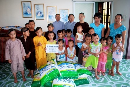 Bạn đọc Dân trí tặng quà đến chùa Kim Sơn, Kim Quang và Quang Châu - 3