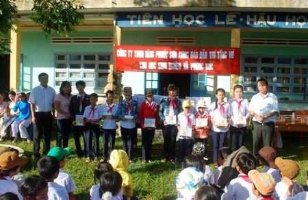 Trao 2.000 cuốn vở đến các em học sinh nghèo xã Phước Đức - 3 Trao 2.000 cuốn vở đến các em học sinh nghèo xã Phước Đức - 3