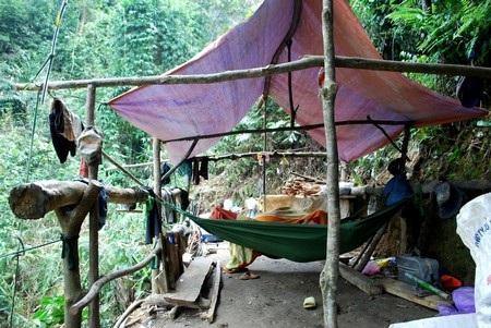 Hàng trăm “quặng tặc” vẫn “đục khoét” mỏ vàng Bồng Miêu - 7