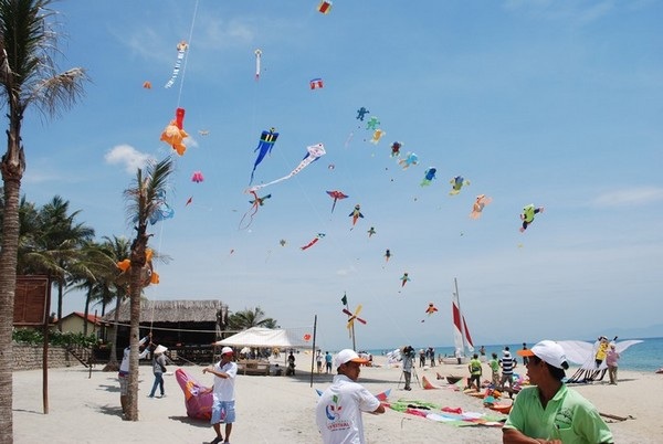 Độc đáo những cánh diều “khủng” trên bãi biển Cửa Đại - 9 Độc đáo những cánh diều “khủng” trên bãi biển Cửa Đại - 9
