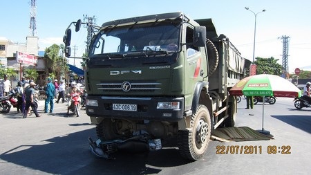 Cố vượt đường sắt khi tàu đang tới, bị tàu cán tử vong - 2