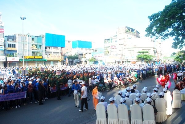 Hơn 5 ngàn người đi bộ vì nạn nhân chất độc da cam - 1 Hơn 5 ngàn người đi bộ vì nạn nhân chất độc da cam - 1