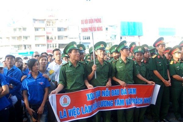 Hơn 5 ngàn người đi bộ vì nạn nhân chất độc da cam - 2 Hơn 5 ngàn người đi bộ vì nạn nhân chất độc da cam - 2