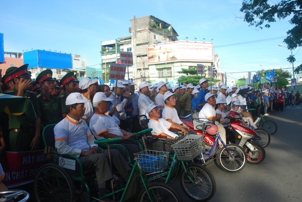 Hơn 5 ngàn người đi bộ vì nạn nhân chất độc da cam - 4 Hơn 5 ngàn người đi bộ vì nạn nhân chất độc da cam - 4