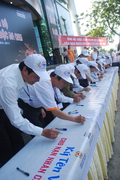 Hơn 5 ngàn người đi bộ vì nạn nhân chất độc da cam - 7 Hơn 5 ngàn người đi bộ vì nạn nhân chất độc da cam - 7