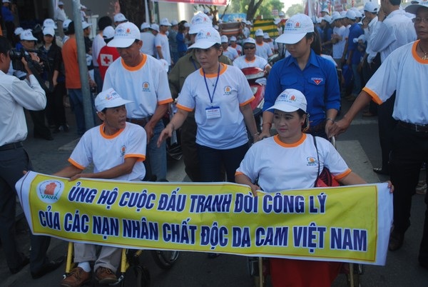 Hơn 5 ngàn người đi bộ vì nạn nhân chất độc da cam - 10 Hơn 5 ngàn người đi bộ vì nạn nhân chất độc da cam - 10