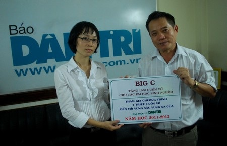 Bạn đọc Dân trí tại Đà Nẵng ủng hộ “Một triệu cuốn vở đến với vùng sâu vùng xa” - 2 Bạn đọc Dân trí tại Đà Nẵng ủng hộ “Một triệu cuốn vở đến với vùng sâu vùng xa” - 2